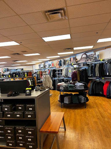 Clothing Store «Eddie Bauer Outlet», reviews and photos, 8130 Factory Shops Blvd, Jeffersonville, OH 43128, USA