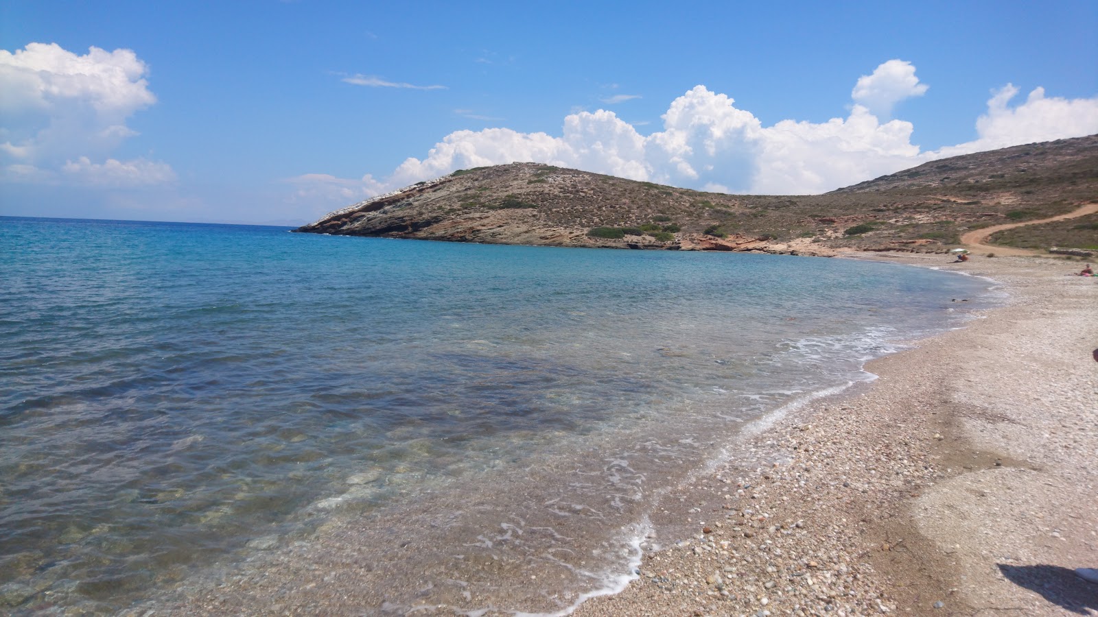 Zdjęcie Plakoto beach poparte klifami