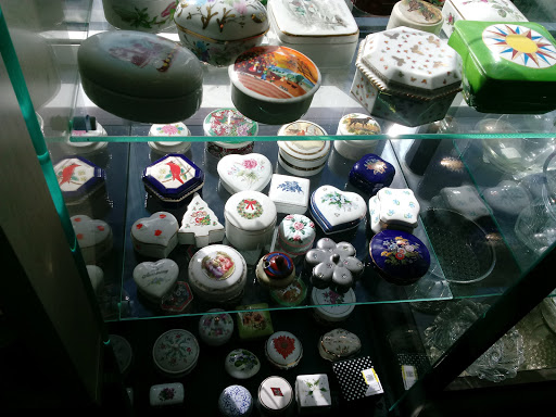 Thrift Store «WINGS Resale Store», reviews and photos, 300 W Golf Rd, Schaumburg, IL 60195, USA