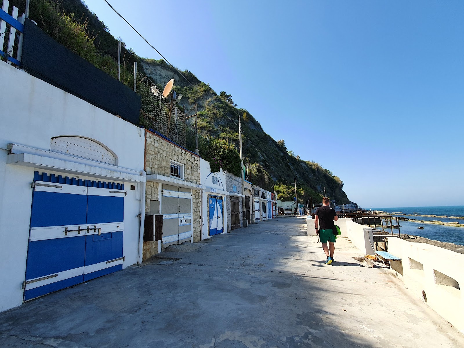 Spiaggia della Grotta Azzurra'in fotoğrafı dağlarla çevrili