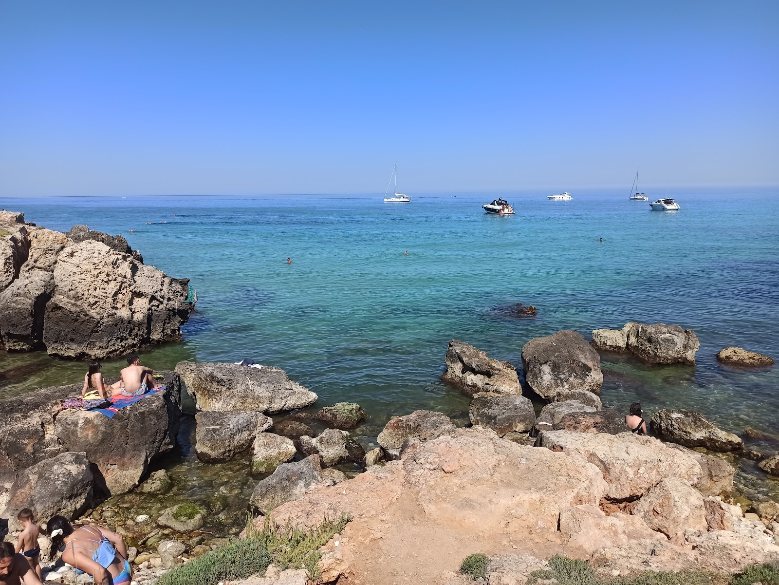 Fotografija Spiaggia di Cala Cozze z modra čista voda površino