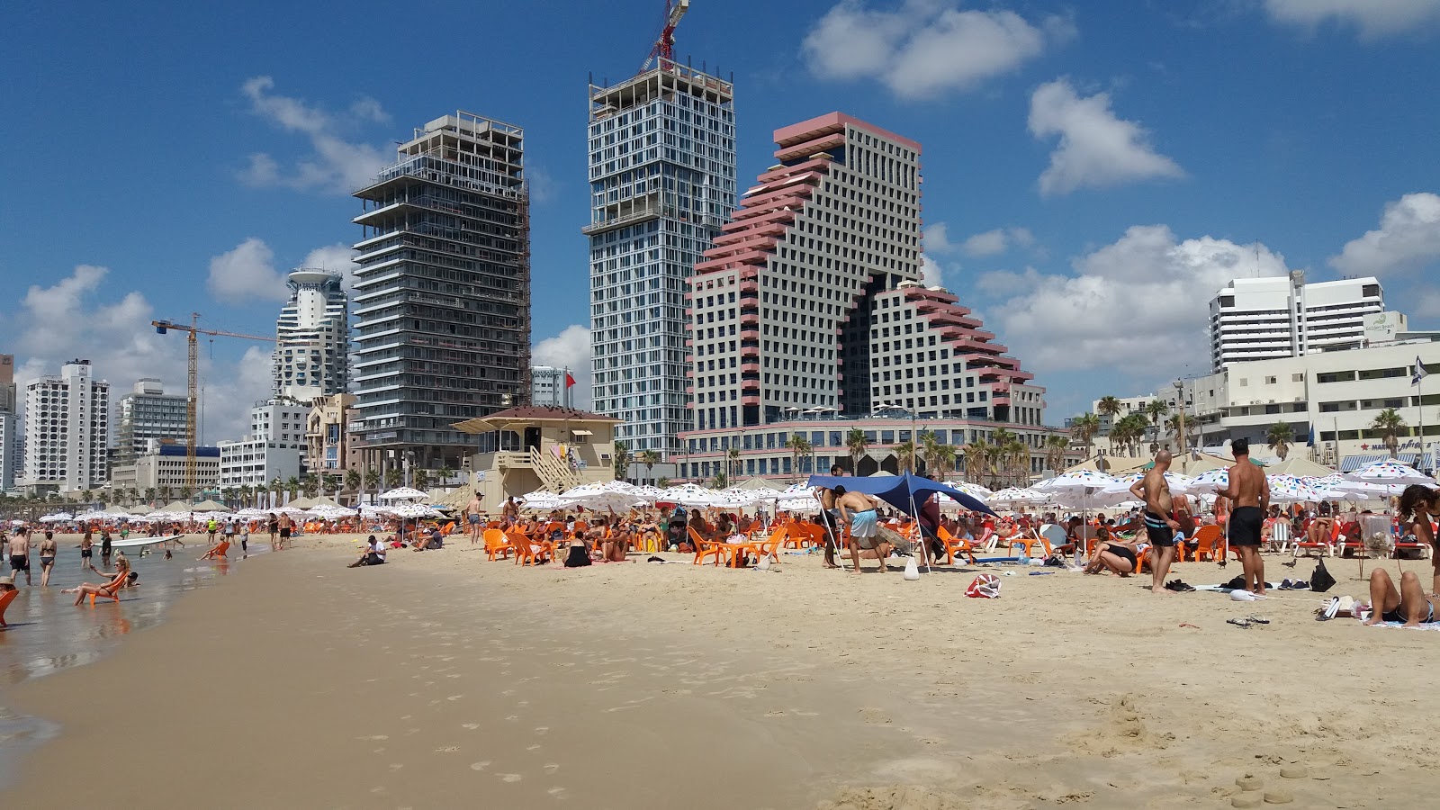 Tel Aviv beach'in fotoğrafı - rahatlamayı sevenler arasında popüler bir yer