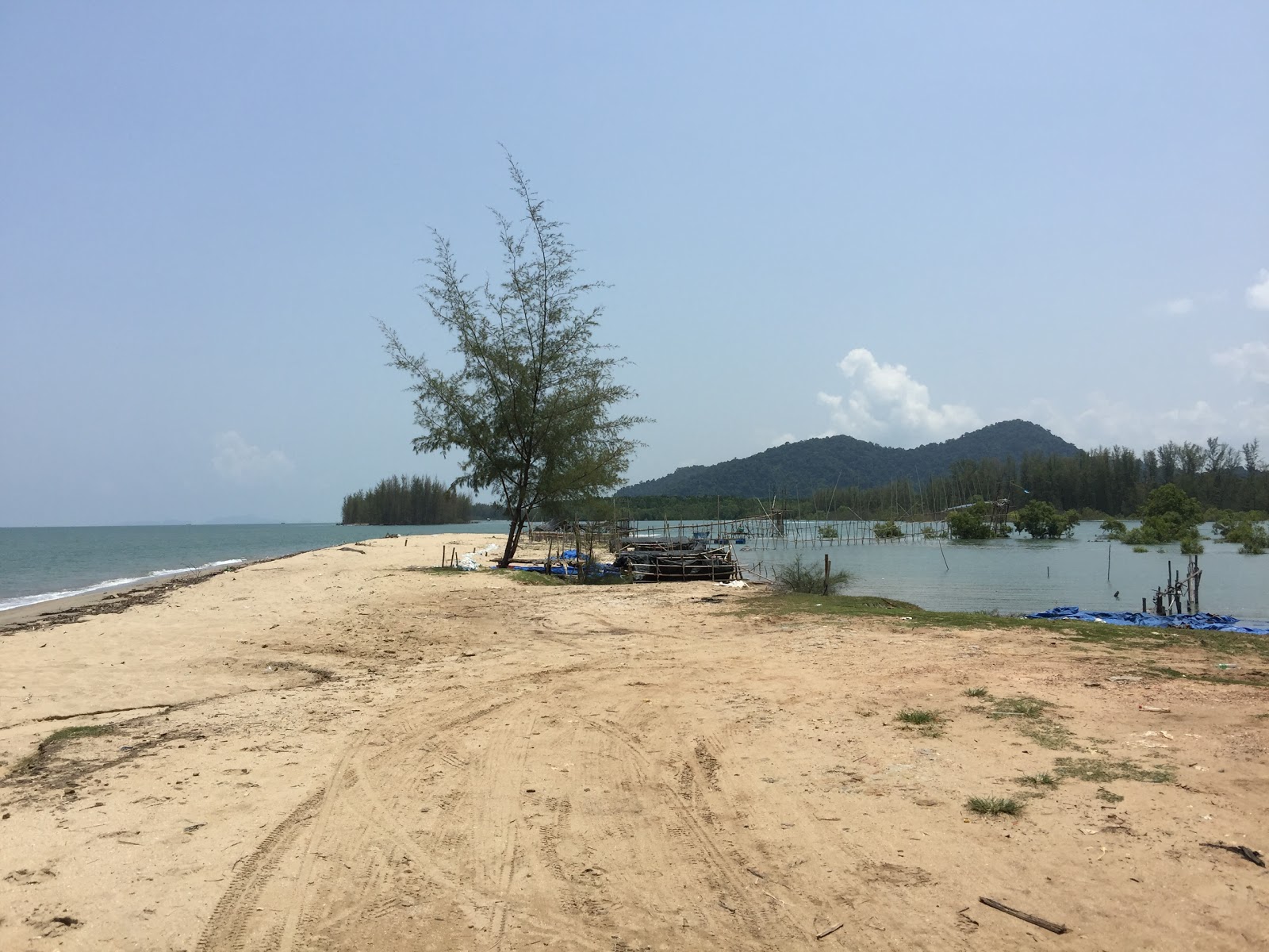 Fotografija Mani Nakha Beach z svetel pesek površino