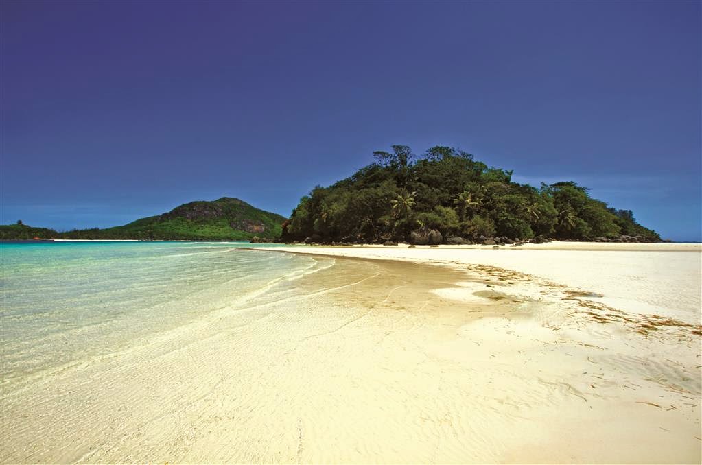 Foto von Round Island Beach mit feiner beiger sand Oberfläche