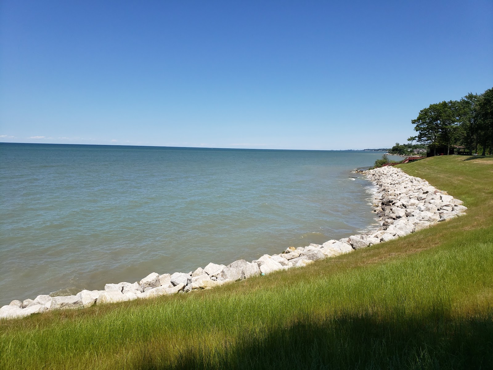 Foto von Geneva Township Beach mit felsiges gelände Oberfläche