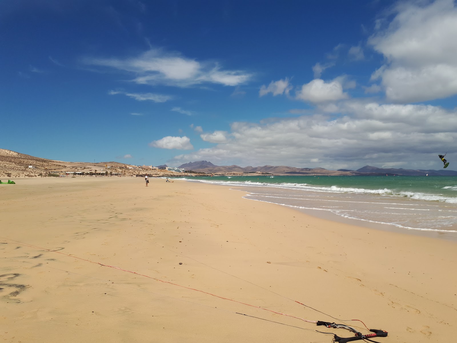 Foto di Playa de Sotavento de Jandia con una superficie del sabbia pura scura