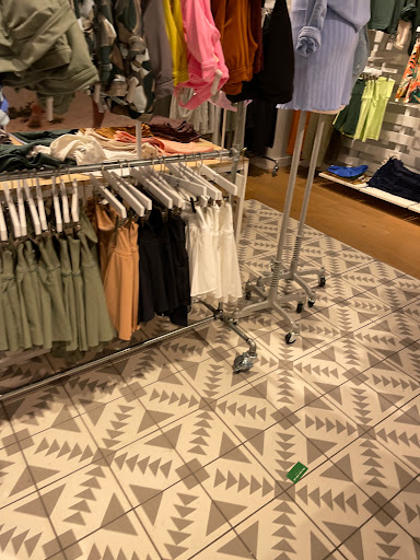Clothing Store «AEO & Aerie Store», reviews and photos, 825 Dulaney Valley Rd #116, Towson, MD 21204, USA