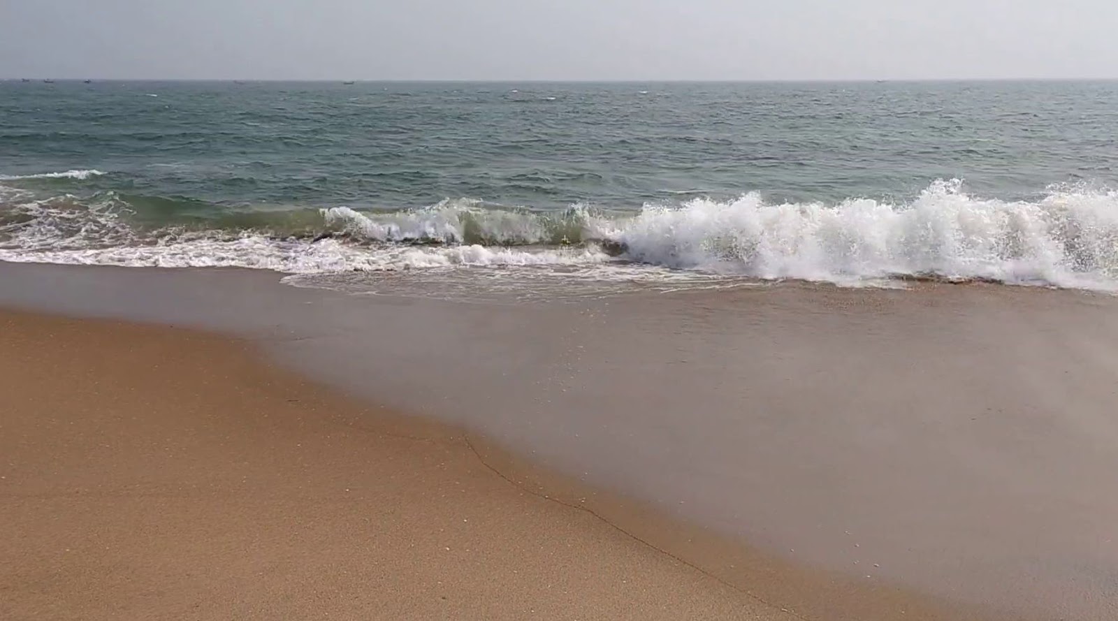 Fotografie cu Badakhanja Beach cu nivelul de curățenie înalt