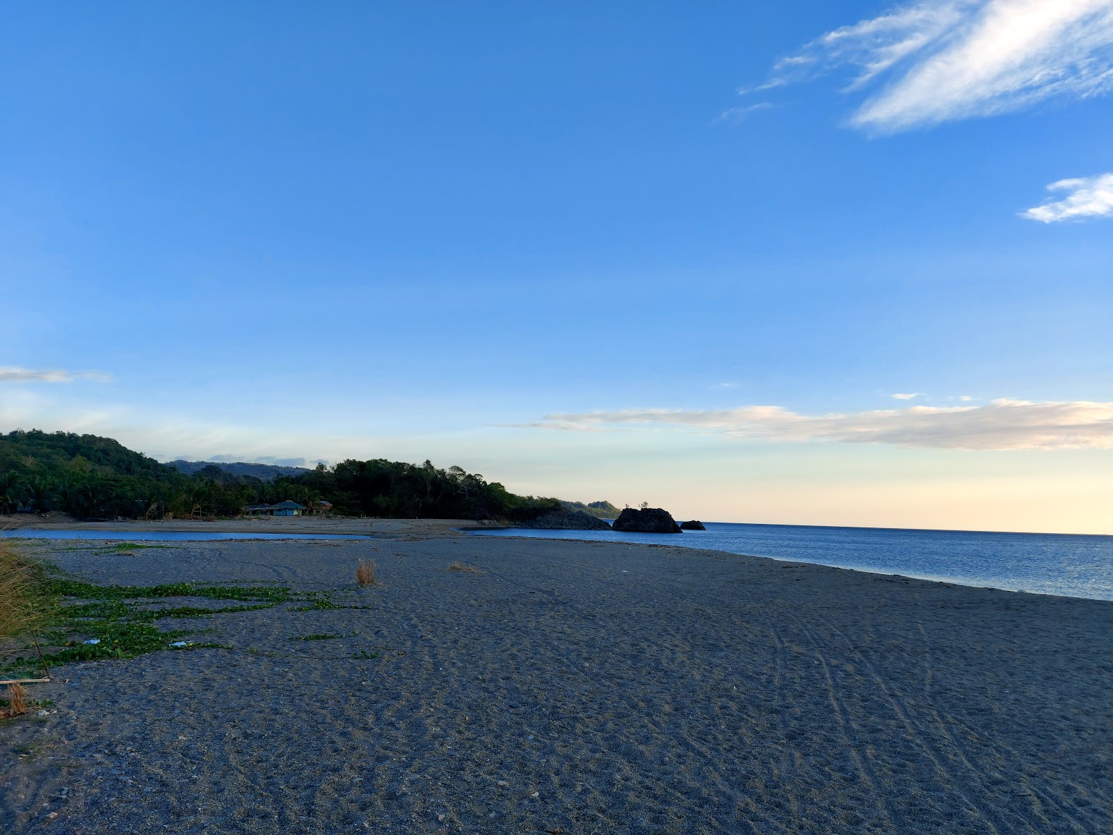 Foto von Paluan Beach mit langer gerader strand