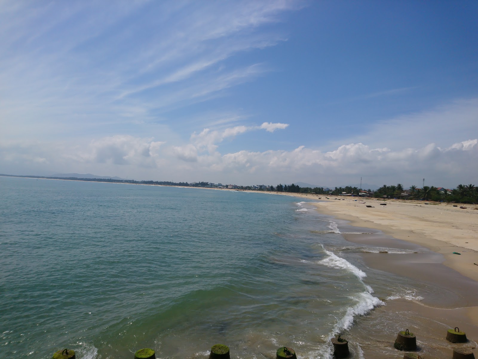 Valokuva Tam Quan Bac Beachista. puhtaustasolla keskipitkä