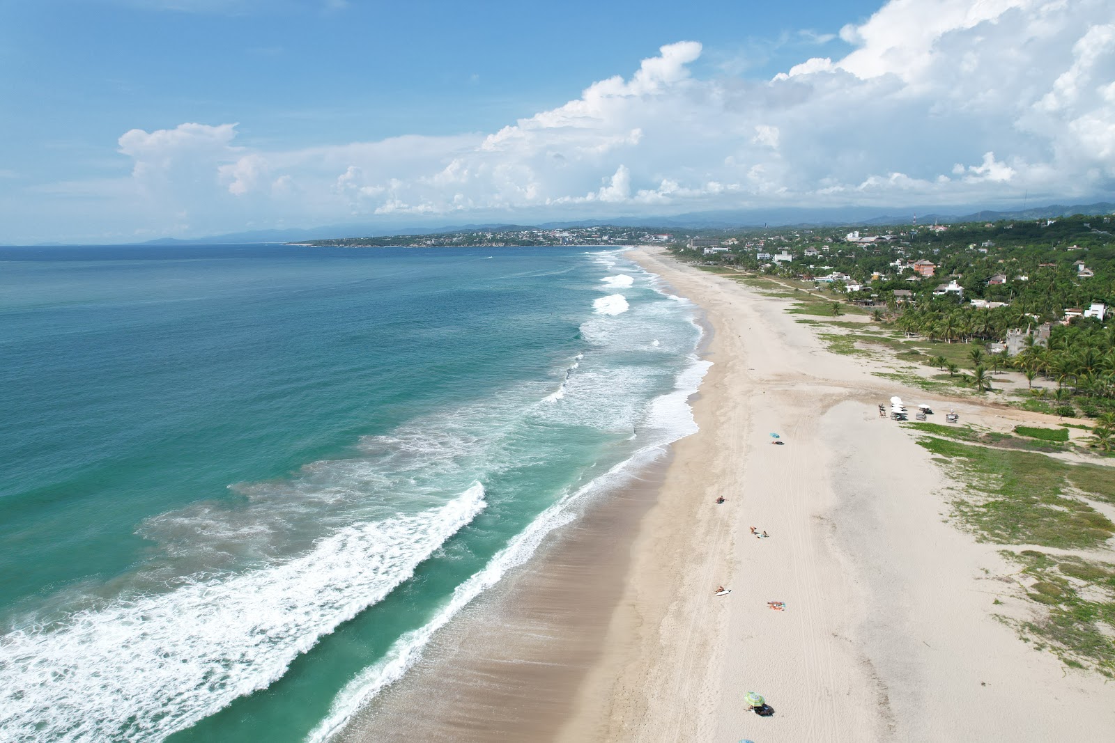 Foto de Playa Zicatela con brillante arena fina superficie