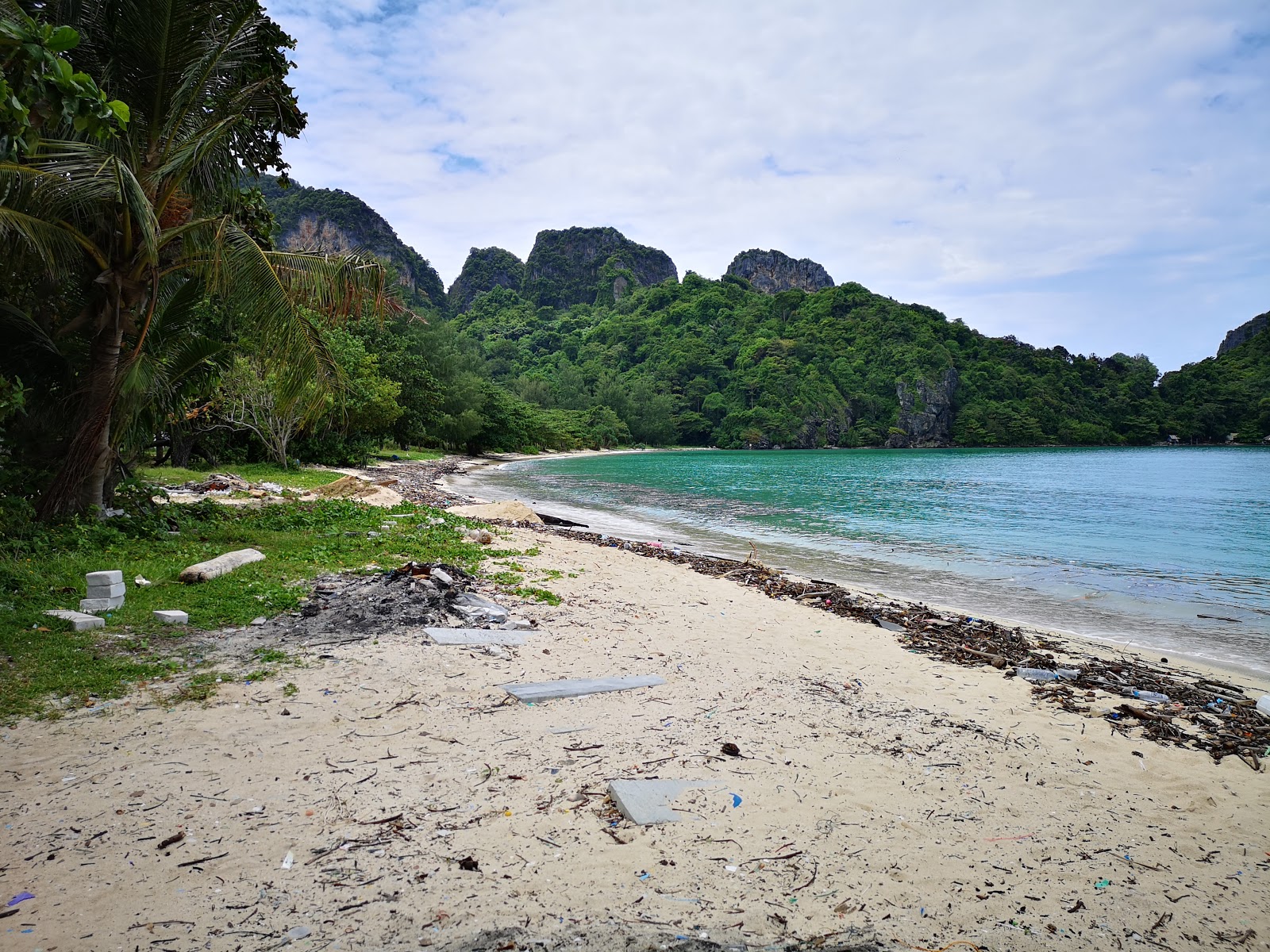 Foto van Loh Lana Bay Beach - populaire plek onder ontspanningskenners