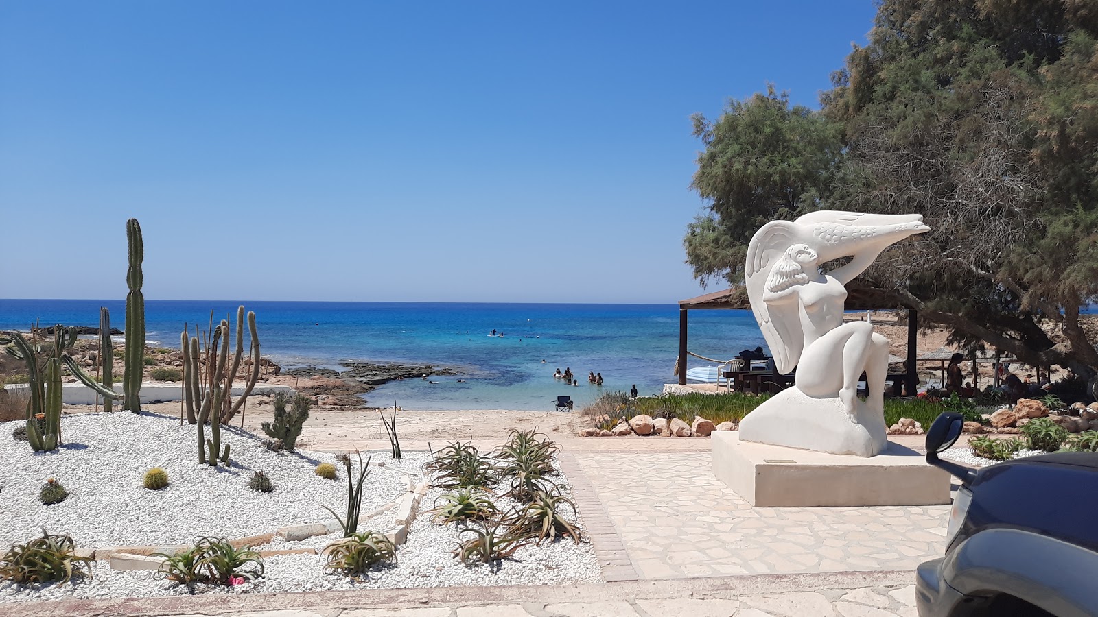 Fotografie cu Ammos Kambouri beach sprijinit de stânci