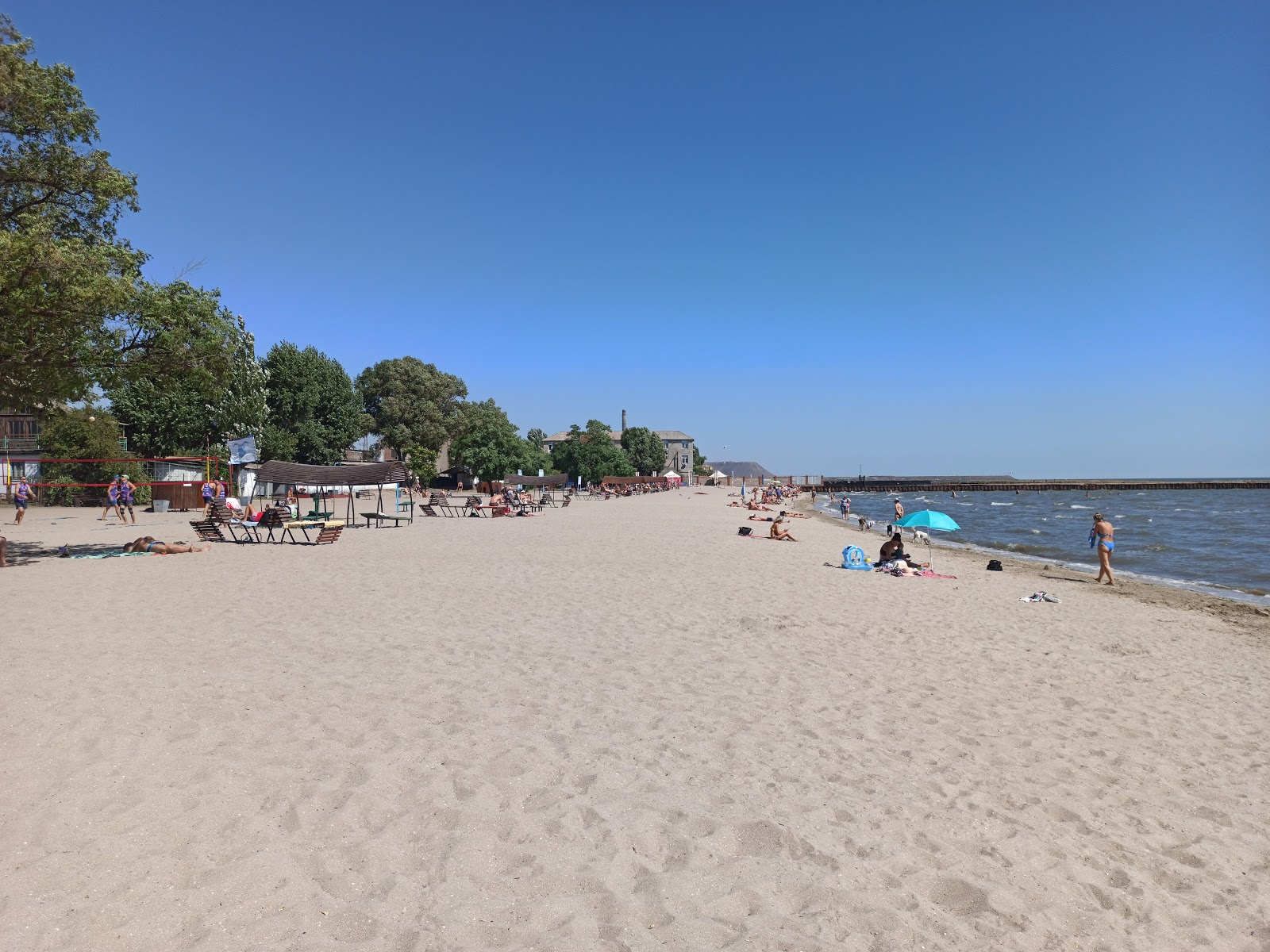 Foto von Plyazh "Yakht-Klub" mit beiger sand Oberfläche