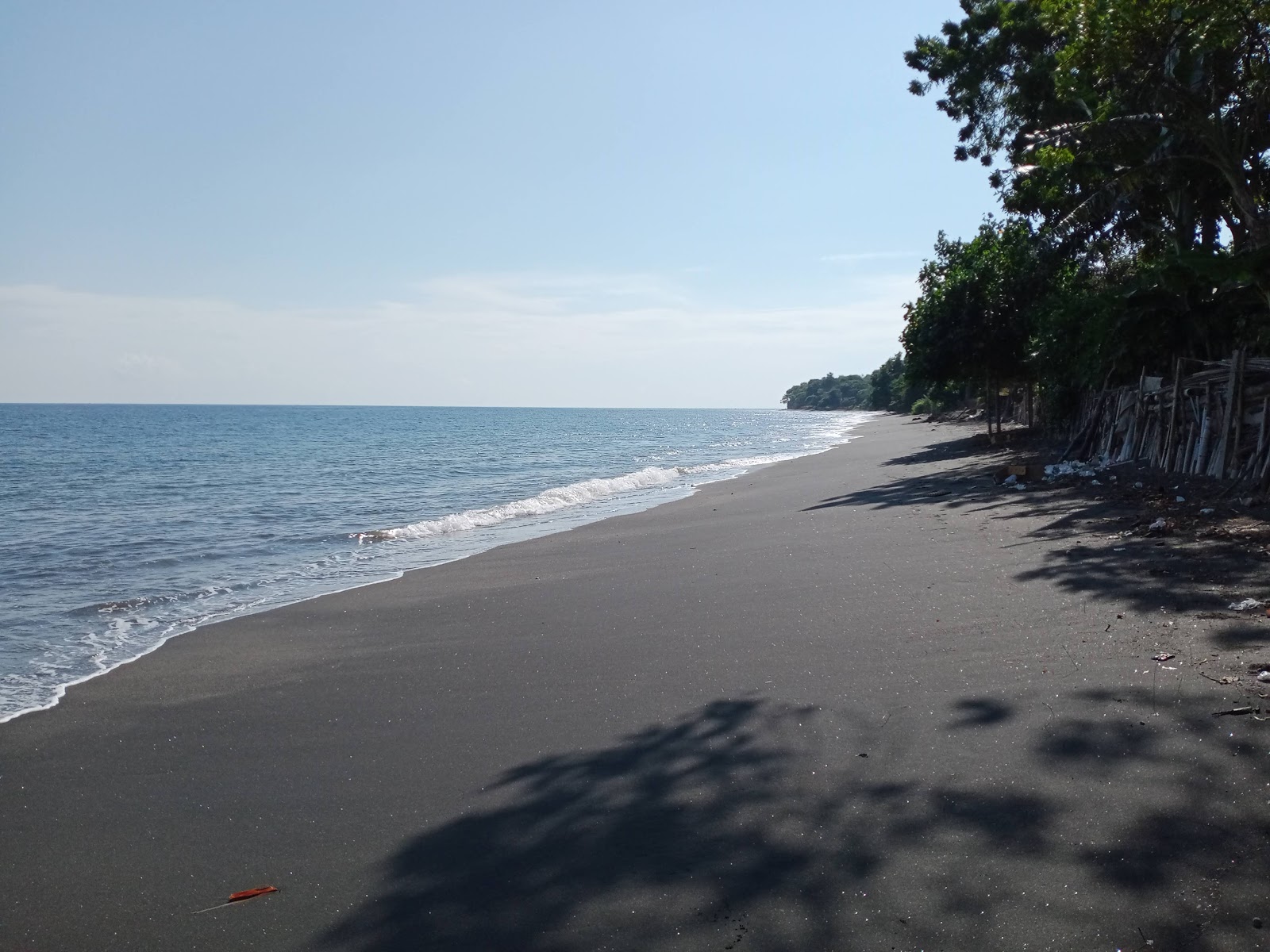 Photo de Montong Pal Beach avec l'eau turquoise de surface