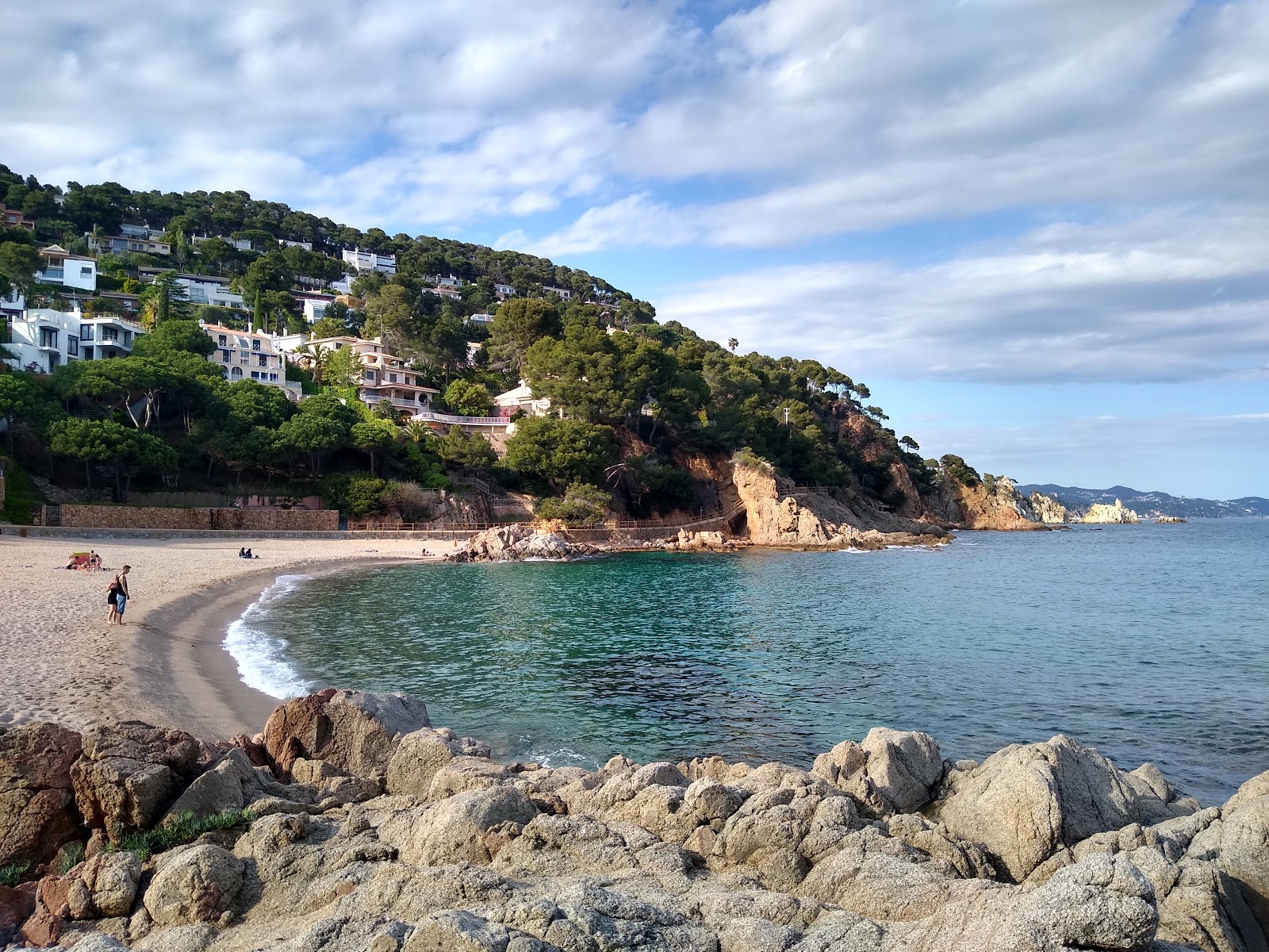 Foto di Spiaggia Cala Bona con una superficie del sabbia beige fine