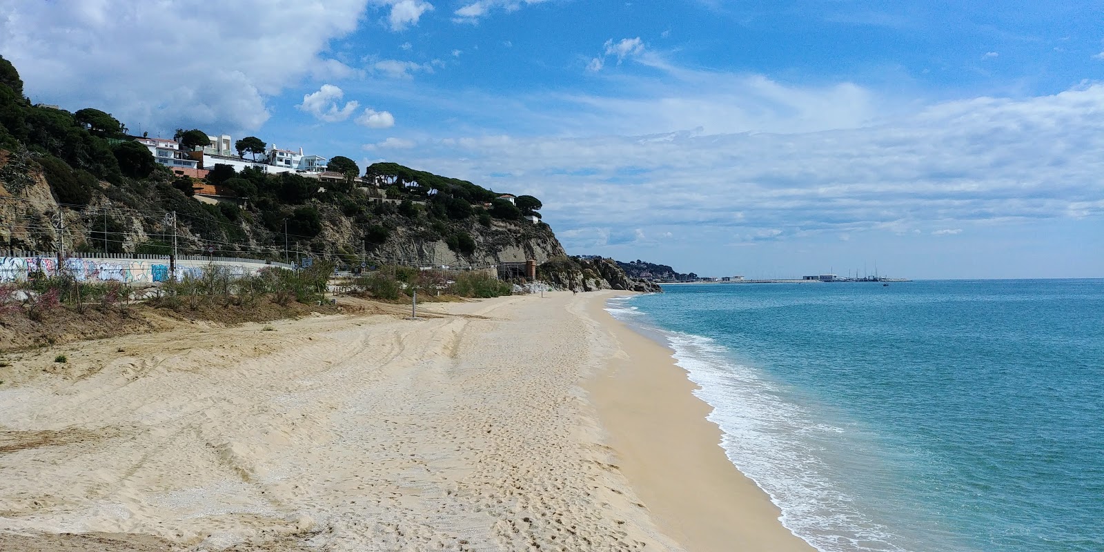 Fotografie cu Platja de La Musclera cu o suprafață de nisip strălucitor