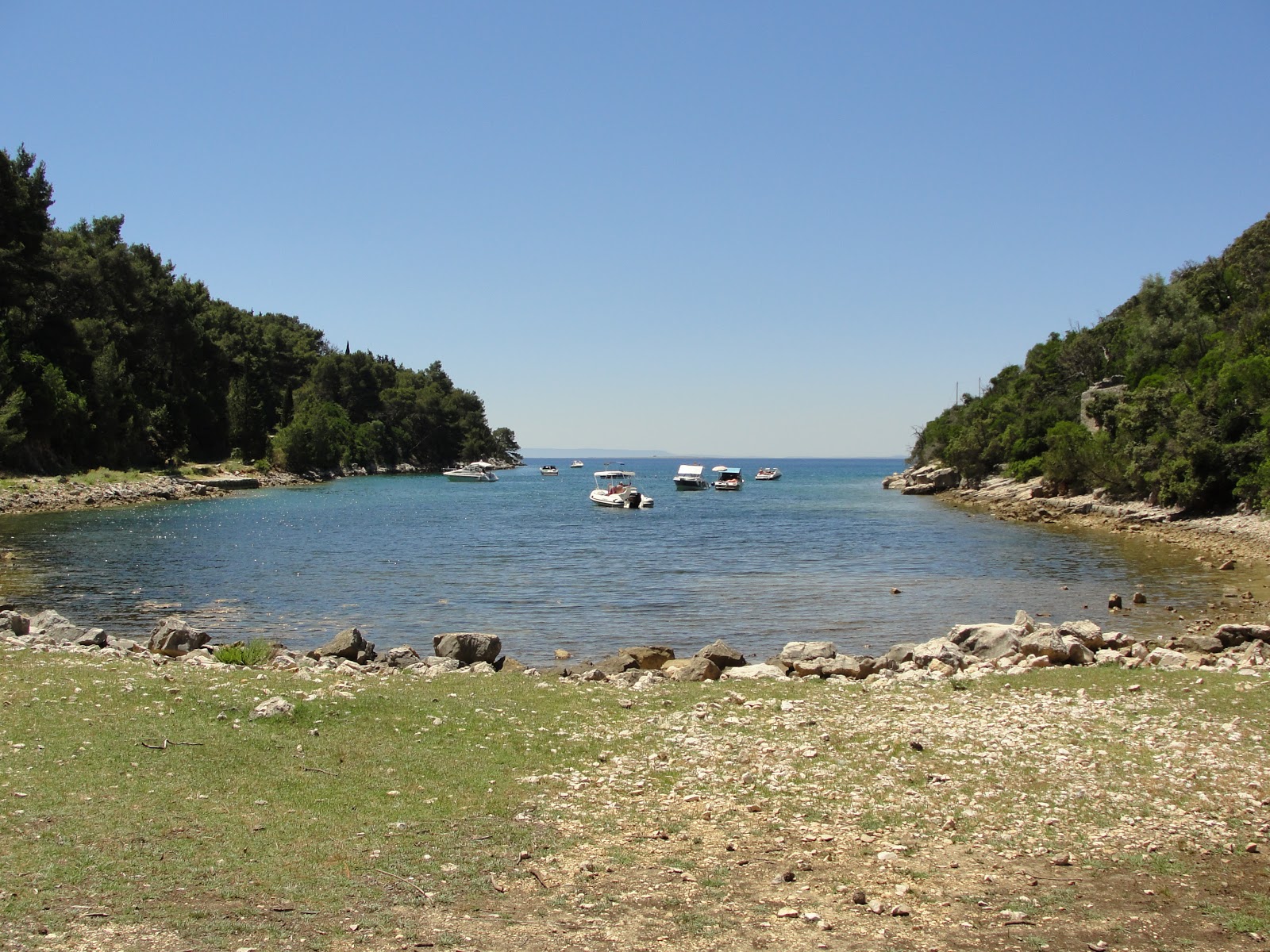 Foto von Dundo beach mit winzige bucht