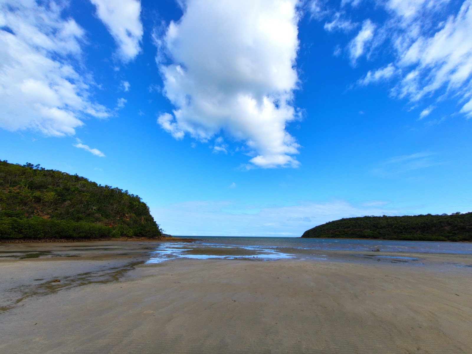 Plage de la baie des sapins的照片 带有灰沙表面