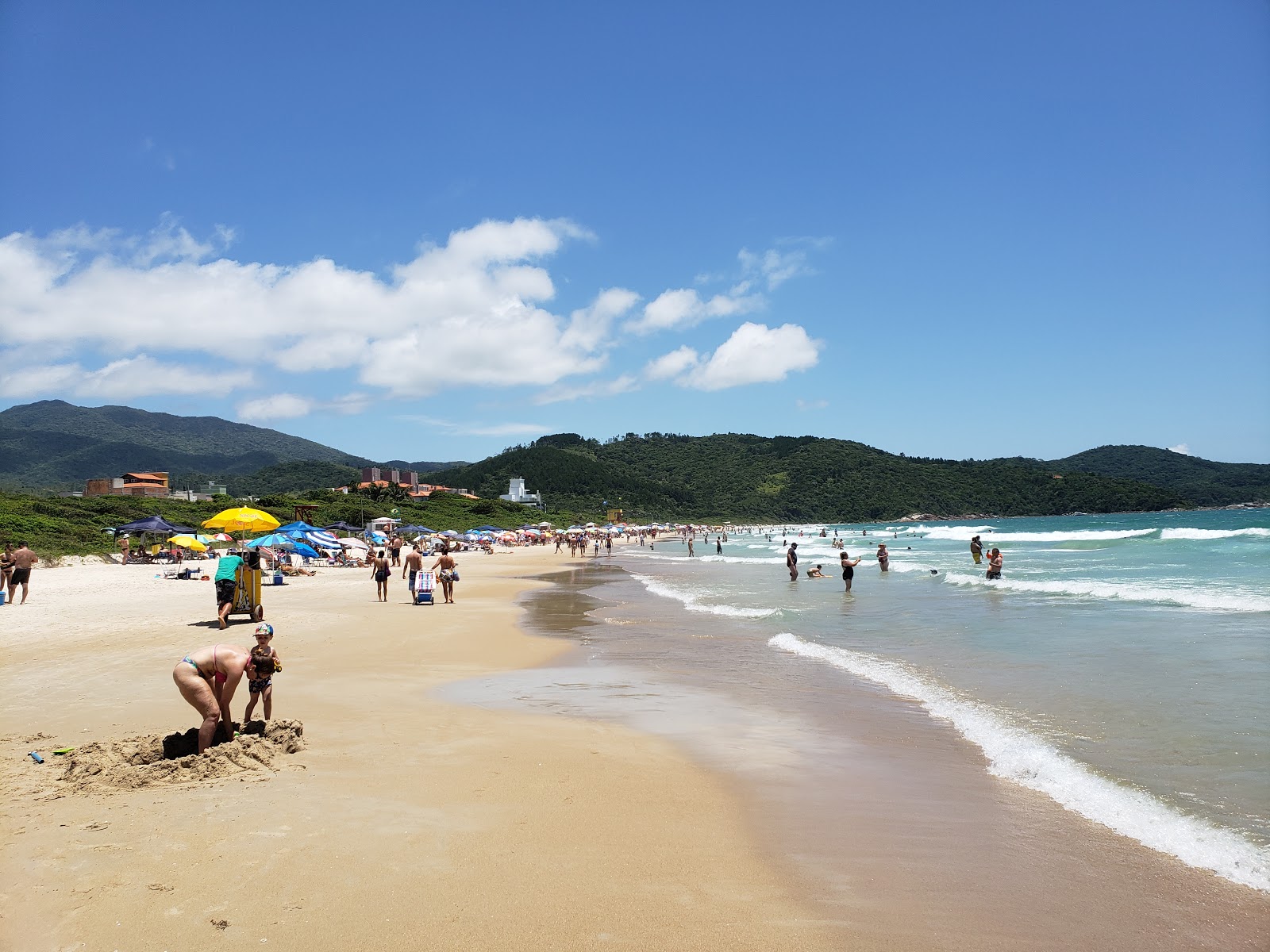 Foto di Praia Grande Caravelas con una superficie del sabbia beige