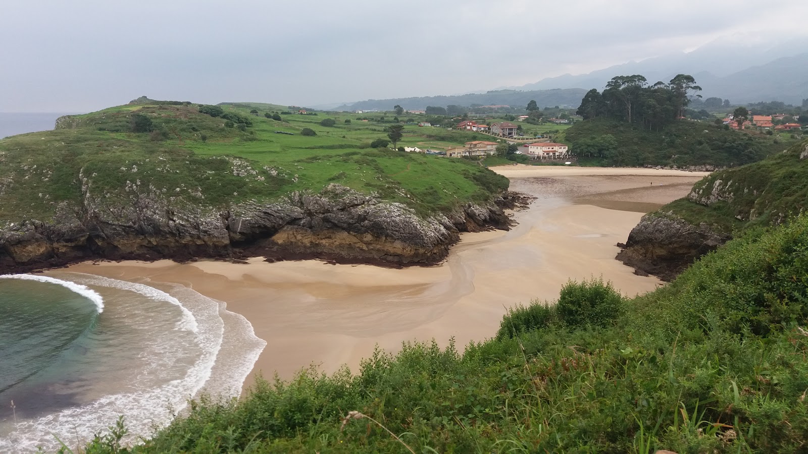 Foto van Playa de Almenada met fijne beige zand oppervlakte