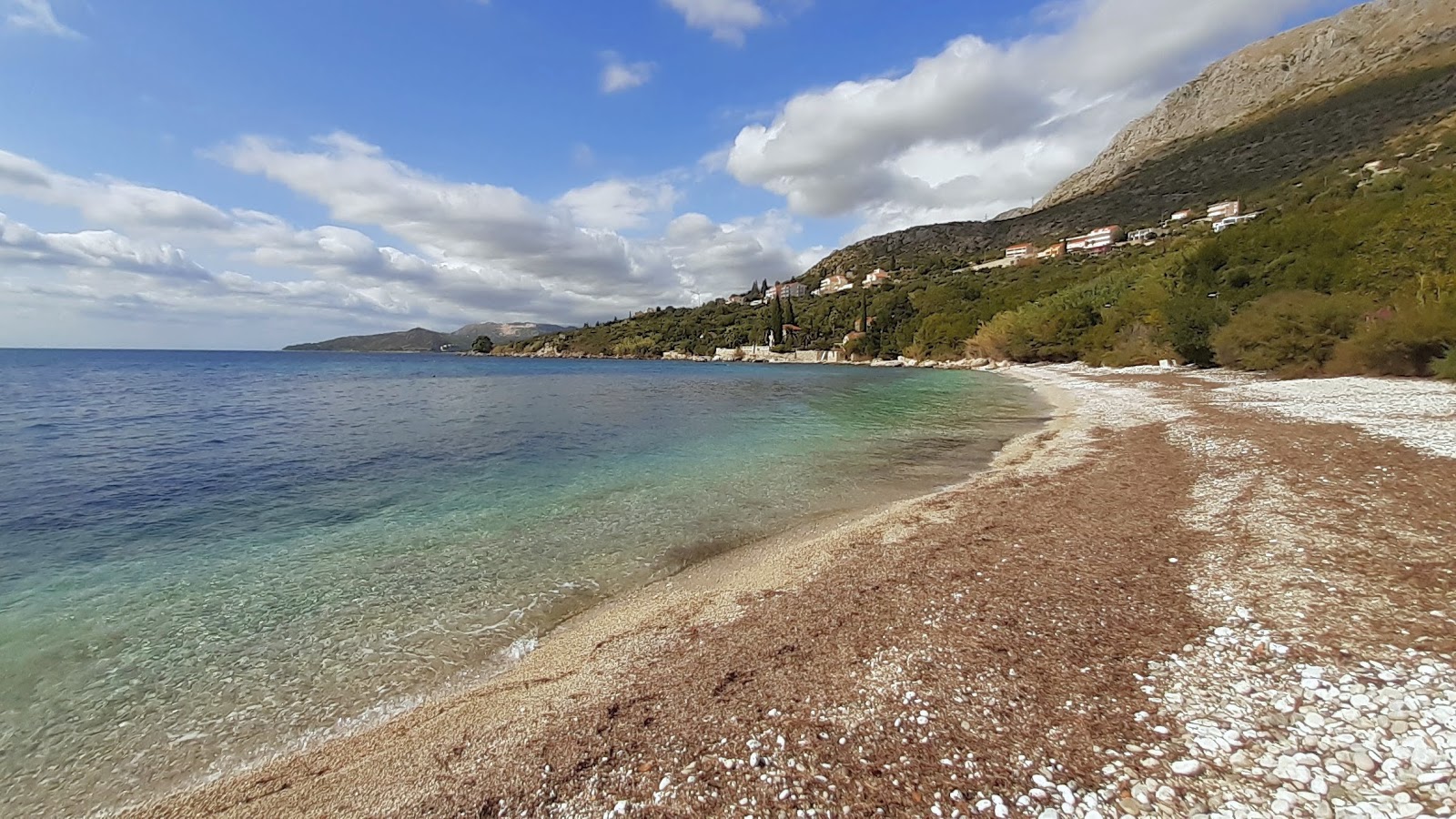 Foto de Plat beach apoiado por penhascos