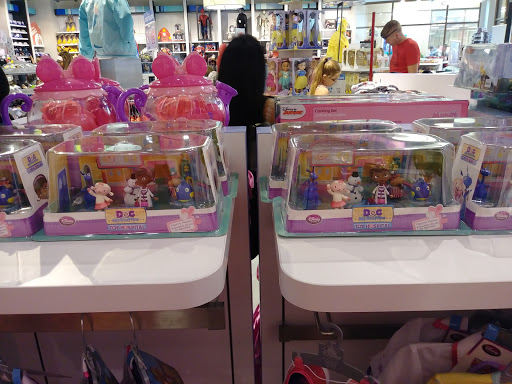 Shopping Mall «Woodburn Premium Outlets», reviews and photos, 1001 N Arney Rd, Woodburn, OR 97071, USA