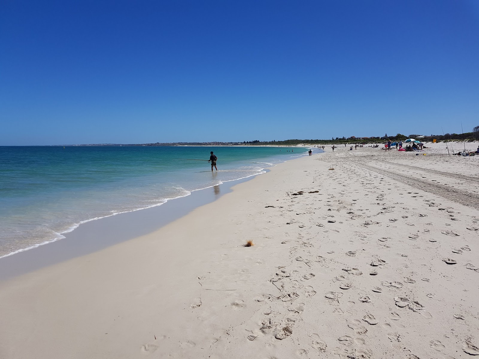 Fotografija Whitfofds Beach z svetel pesek površino