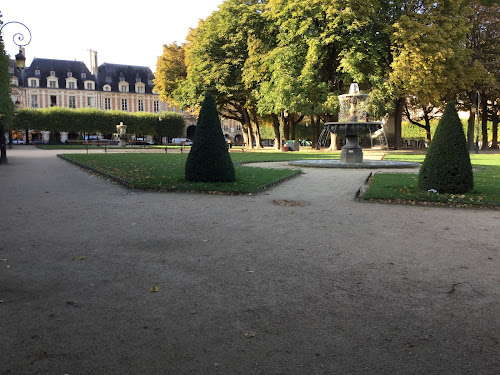Cour et Jardin de l'Hôtel de Sully à Paris