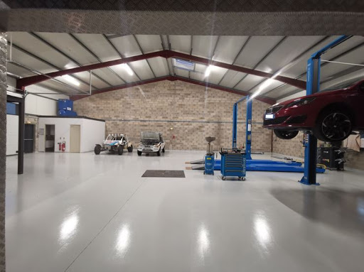 Photo 1 - Garage Pretemer