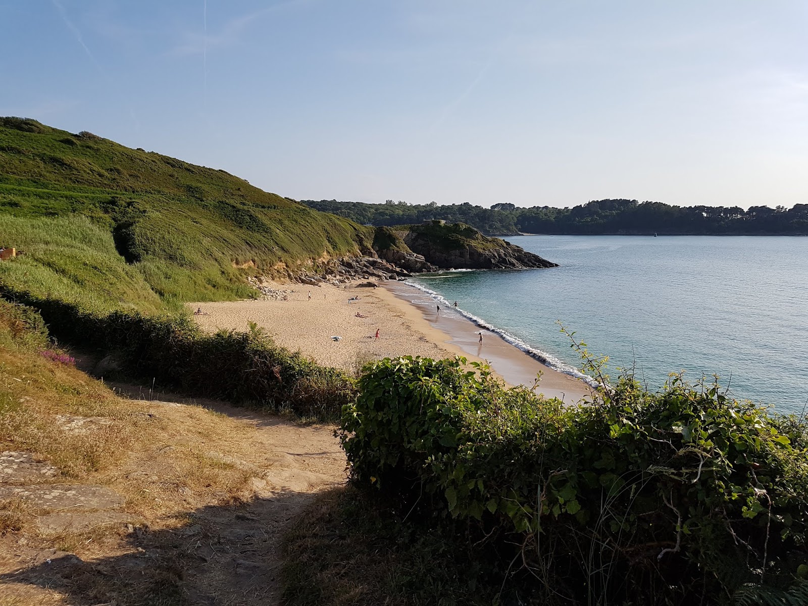 Plage de Maez-an-Aod'in fotoğrafı parlak kum yüzey ile