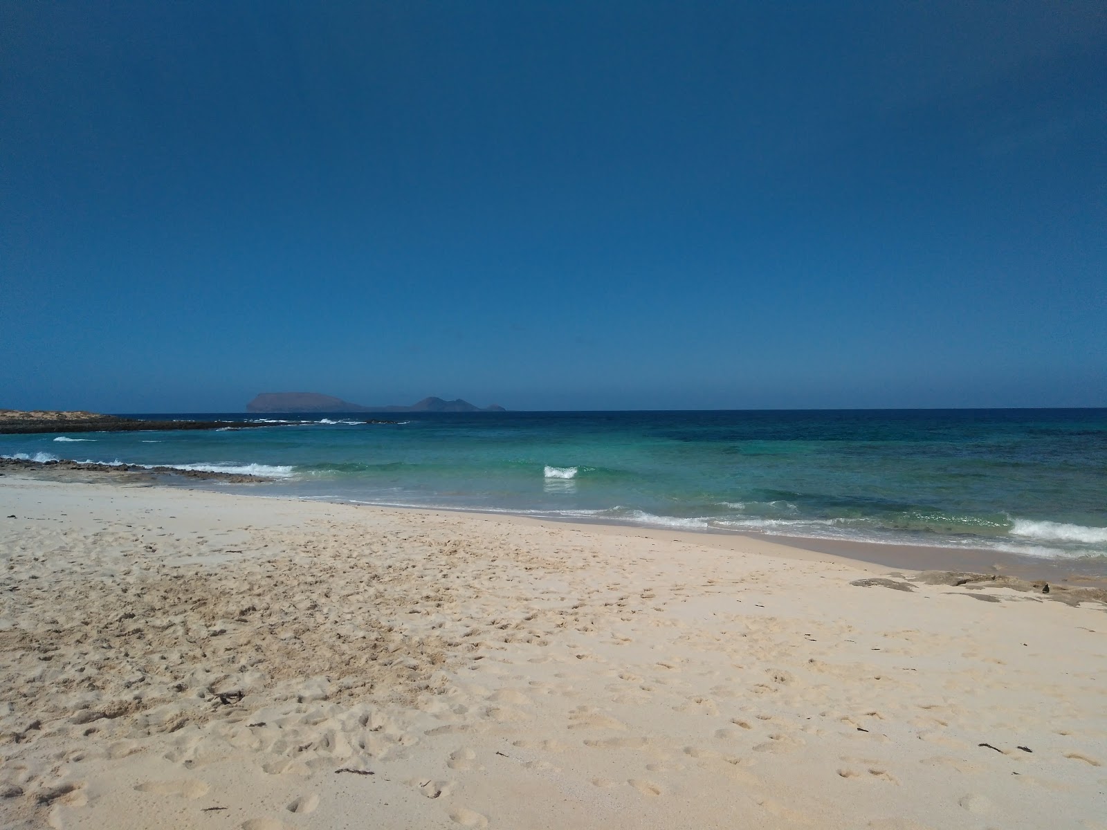 Photo de Playa Lambra situé dans une zone naturelle