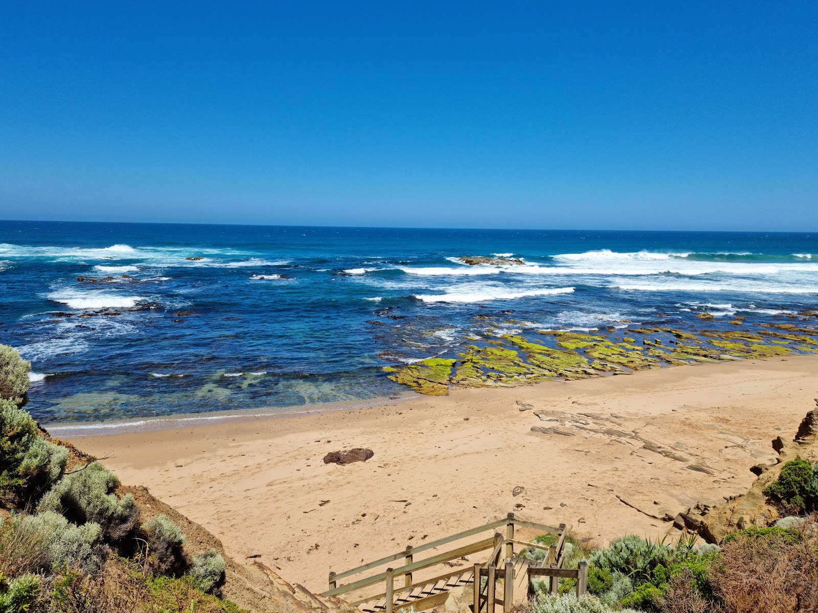 Foto di Wreck Beach con una superficie del sabbia beige