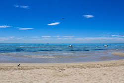 Foto von White Beach mit türkisfarbenes wasser Oberfläche