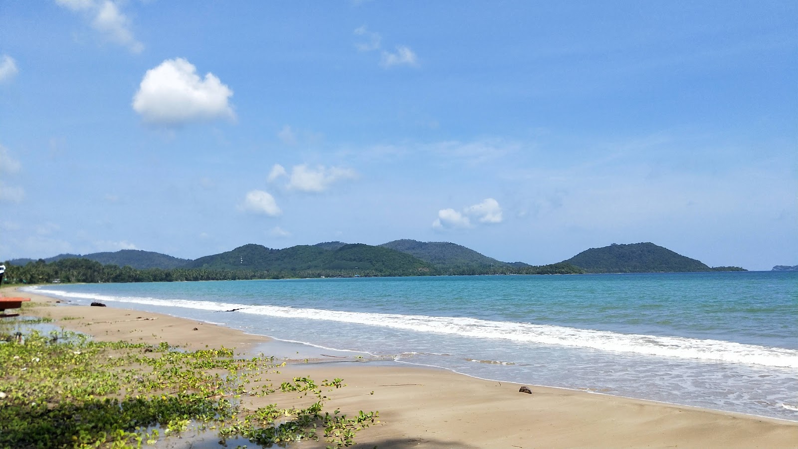 Photo of Ao Thung Makham Beach with bright sand surface