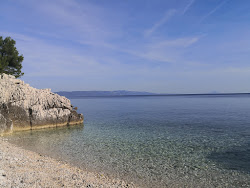 Photo de Beach Skvaranska entouré de montagnes
