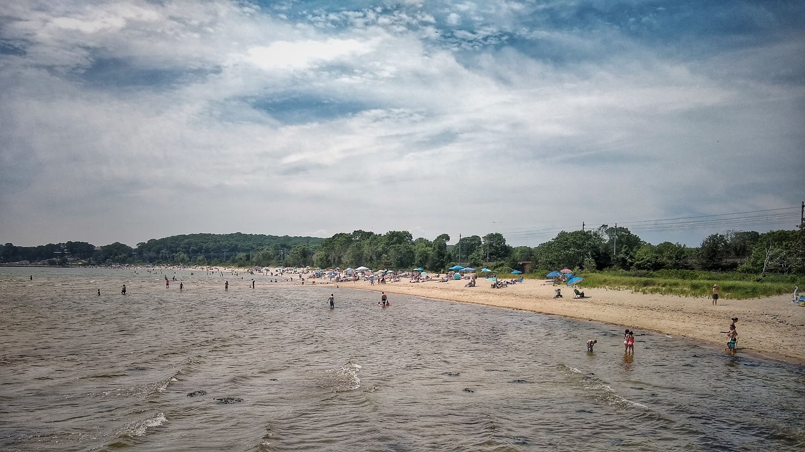 East Beach At Rocky Neck的照片 带有米色沙子表面