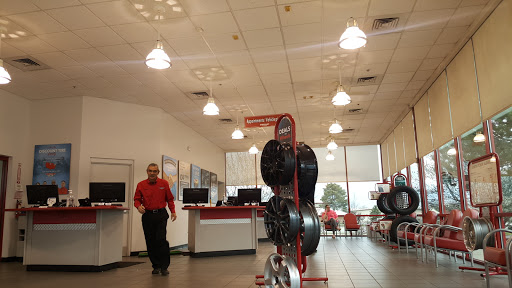 Tire Shop «Discount Tire Store - Longmont, CO», reviews and photos, 379 S Hover Rd, Longmont, CO 80501, USA