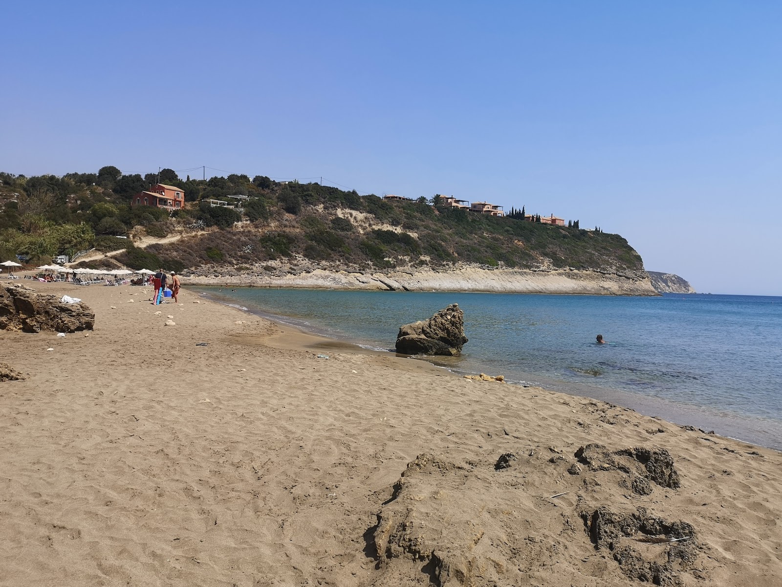 Foto van Agios Chelis beach omringd door bergen