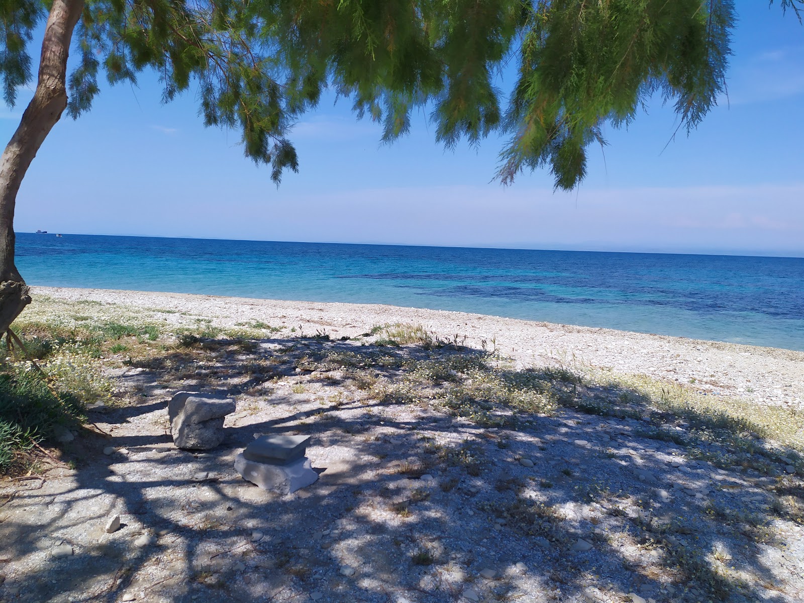 Foto de Akra Agrelios III com areia clara e seixos superfície