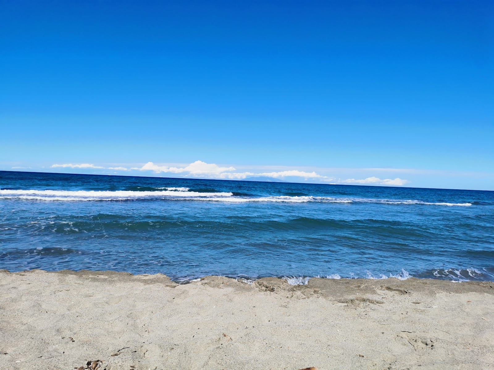 Plage de Pineto'in fotoğrafı mavi saf su yüzey ile