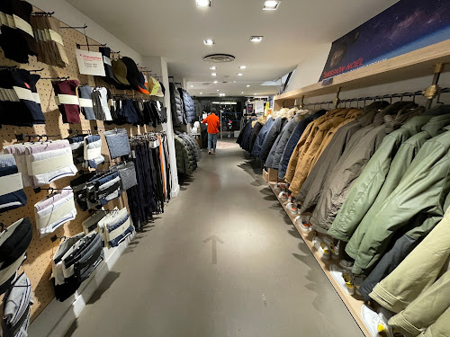 Magasin de vêtements pour hommes celio Paris