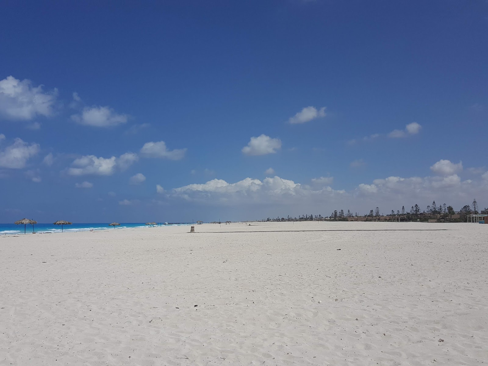 Fotografija El-Rowad Beach z turkizna čista voda površino
