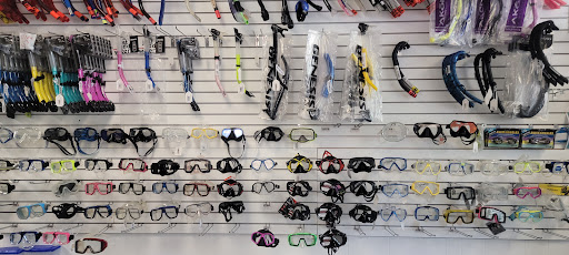 SCUBA Instructor «WOODS & WATER OUTDOOR SPORTS CENTER», reviews and photos, 124 Edwards Ave, Brandon, FL 33510, USA