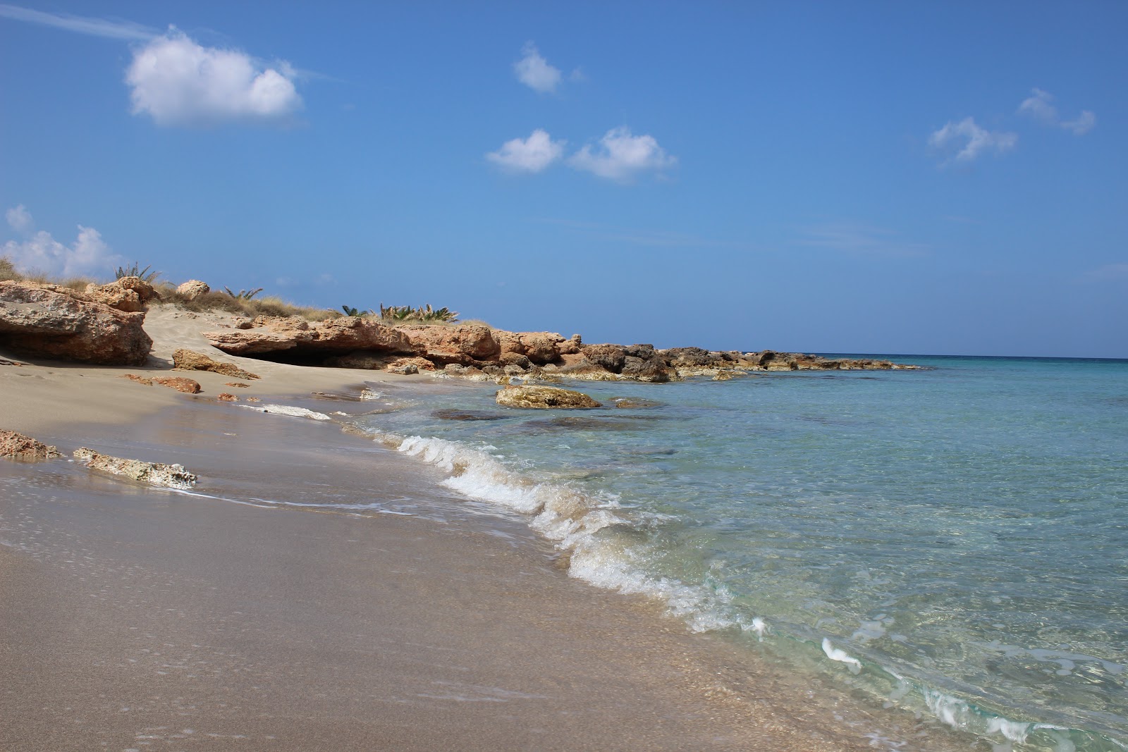 Foto von Alatsolimni beach mit sehr sauber Sauberkeitsgrad