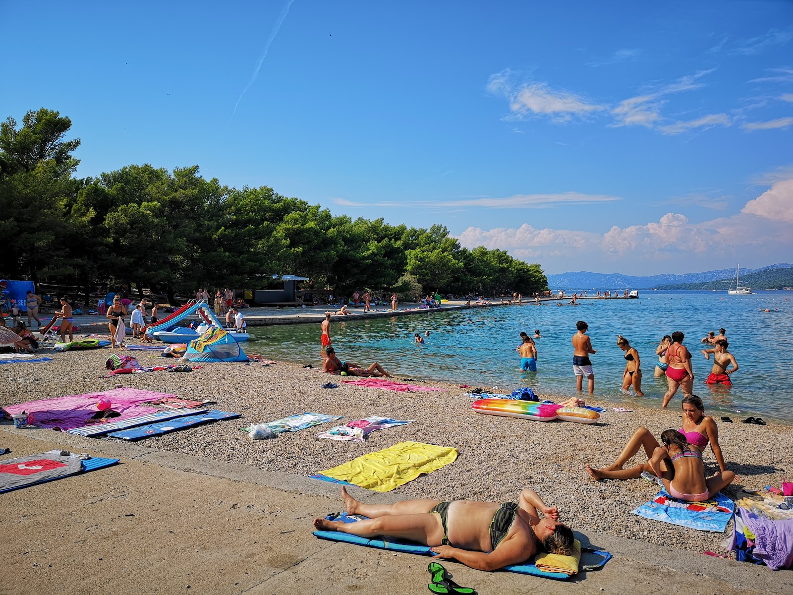 Fotografie cu Jazina beach cu nivelul de curățenie înalt