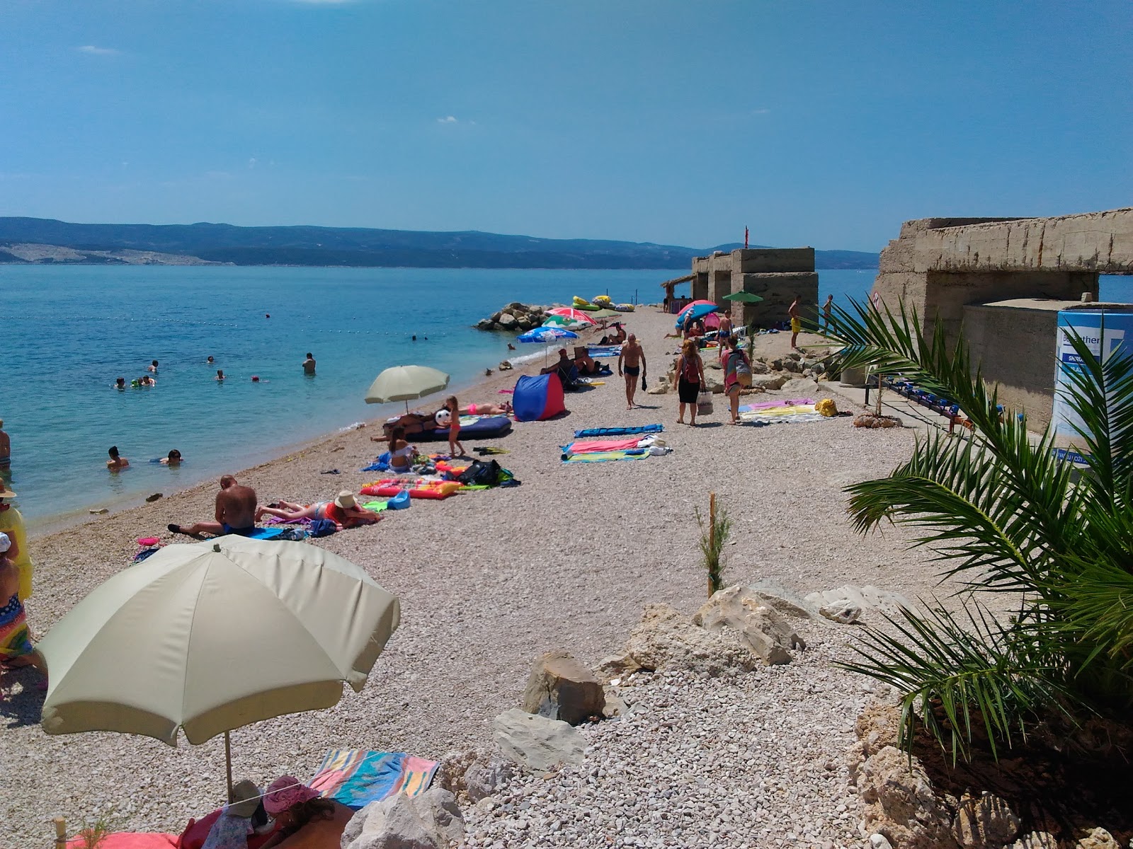 Foto di Zicova Riva beach circondato da montagne