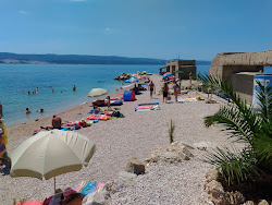 Zicova Riva beach'in fotoğrafı dağlarla çevrili