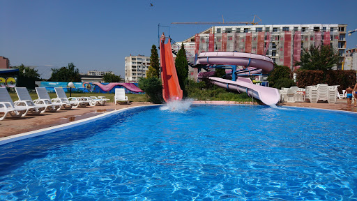 Swimming-entertainment complex 