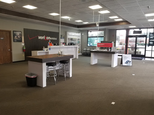 Cell Phone Store «Verizon Authorized Retailer - A Wireless», reviews and photos, 225 N Orchard Ave, Ukiah, CA 95482, USA